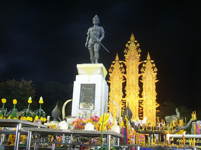 File:King Mengrai Statue at night - panoramio.jpg