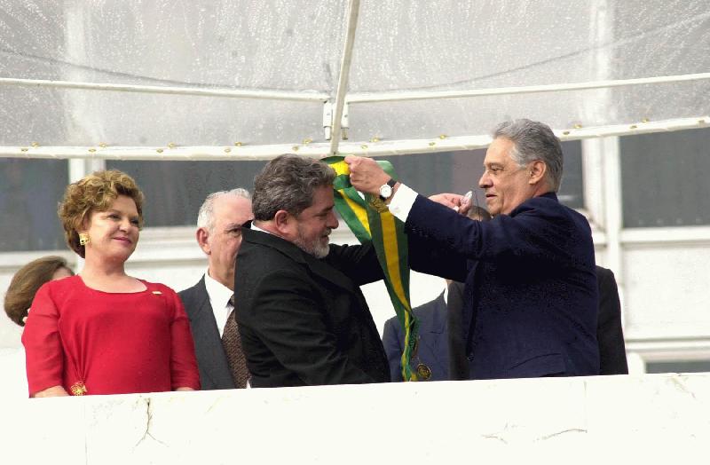 File:Lula recebe a faixa presidêncial (2003).jpg