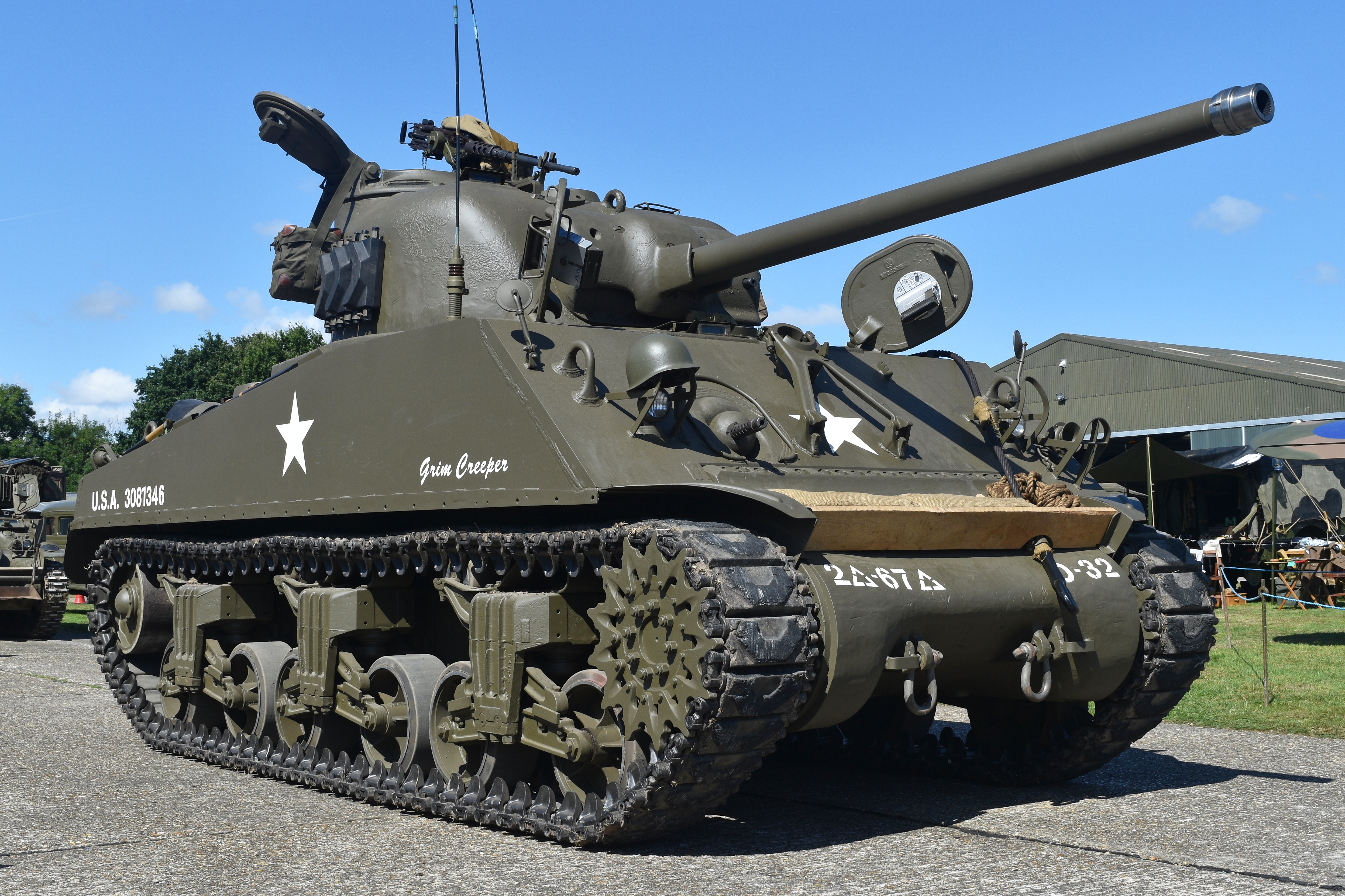 M4 Sherman: Cùng chiêm ngưỡng hình ảnh của chiếc xe tăng huyền thoại M4 Sherman - biểu tượng của quân đội Mỹ trong Thế chiến II. Với vẻ bề ngoài mạnh mẽ và uy lực, chiếc xe tăng này đã chinh phục biết bao trái tim người lính và người yêu xe tăng trên toàn thế giới.