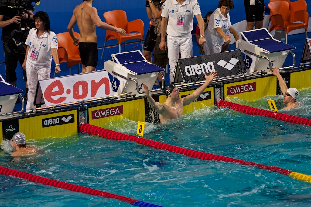 Orsi exults after victory in 4×50 m freestyle at [[2010 European Short Course Swimming Championships|Eindhoven 2010]].