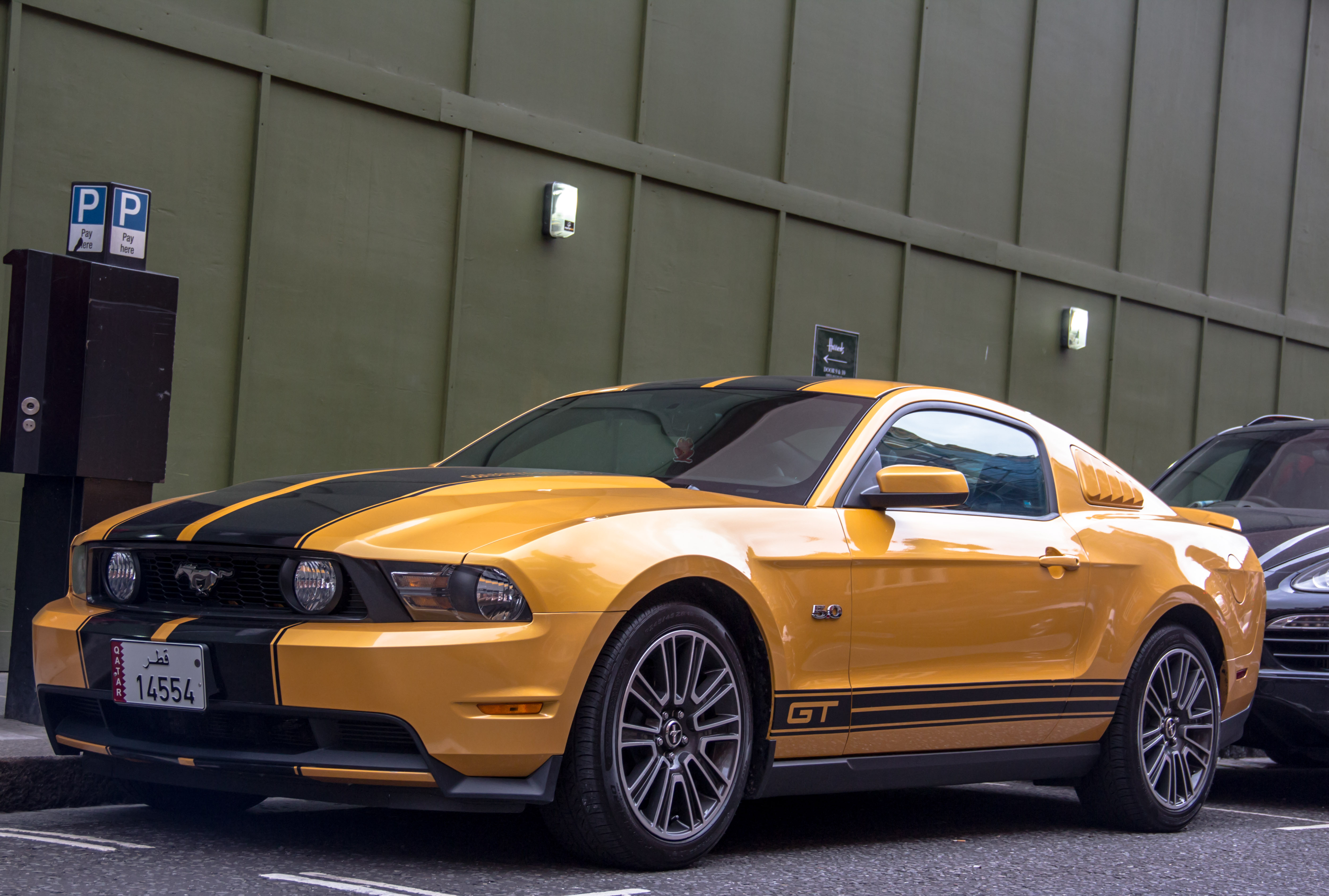 Р—РѕР»РѕС‚РѕР№ Ford Mustang