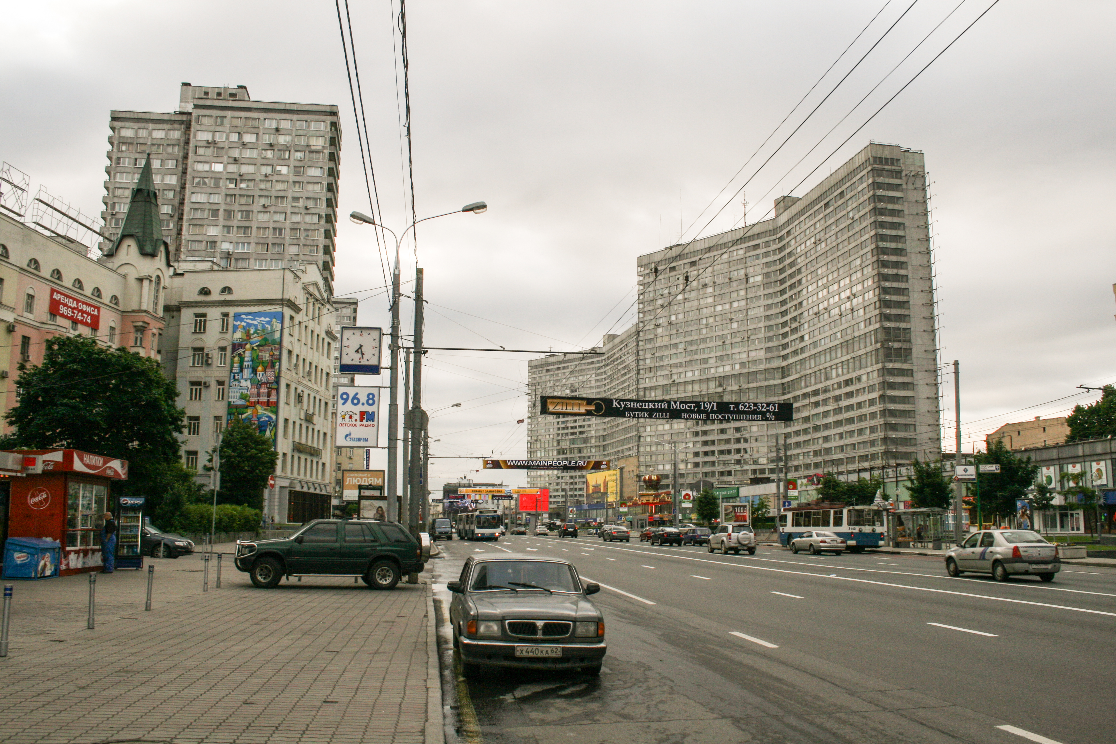 Банк новый арбат. Новый Арбат 1998. Улица новый Арбат 22. Новый Арбат 15 перекресток. Новый Арбат Кузнецов.