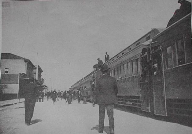 File:Oakland train surfing 1906.jpg