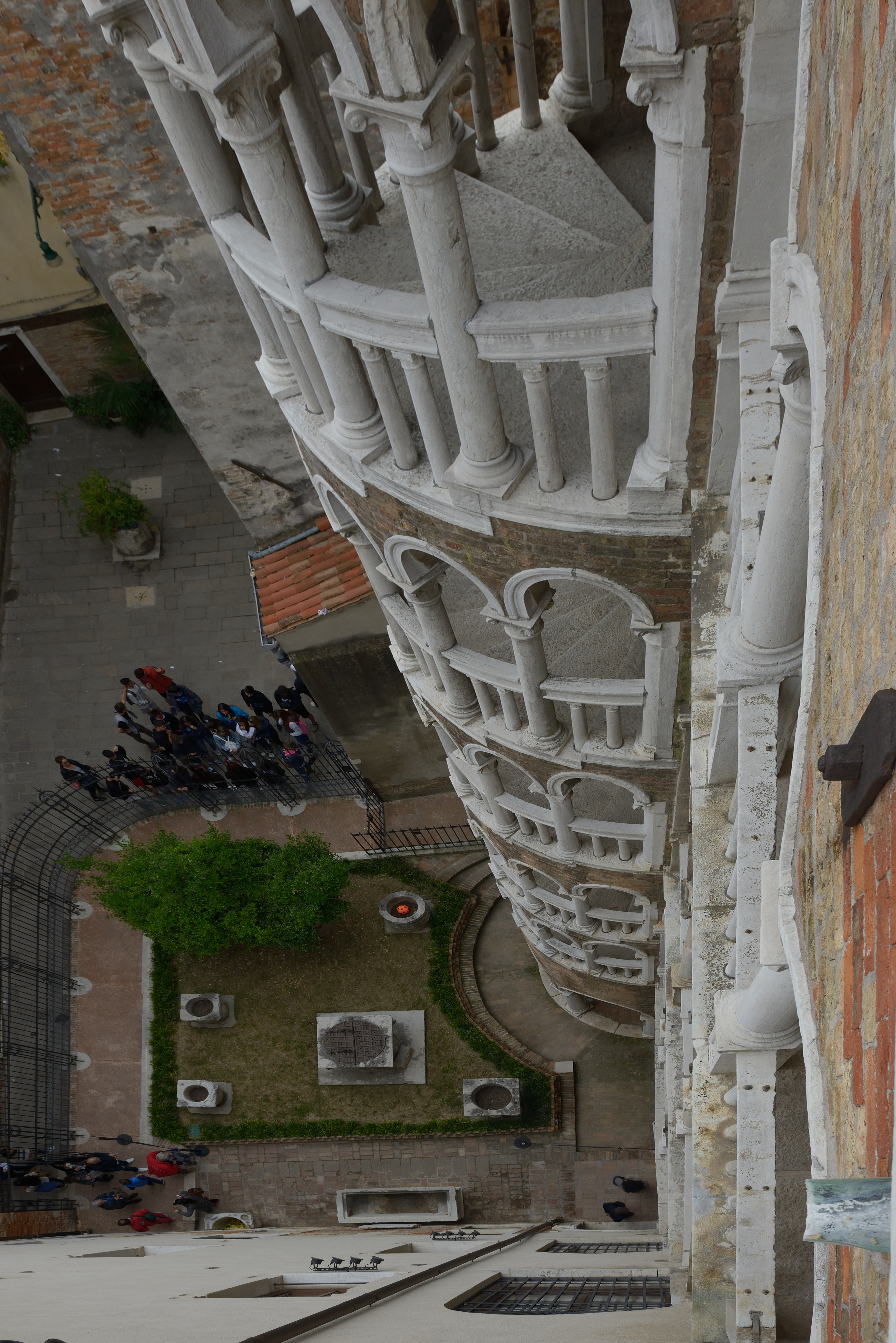 File:Palazzo Contarini del Bovolo scala dall alto Venezia.jpg - Wikimedia  Commons