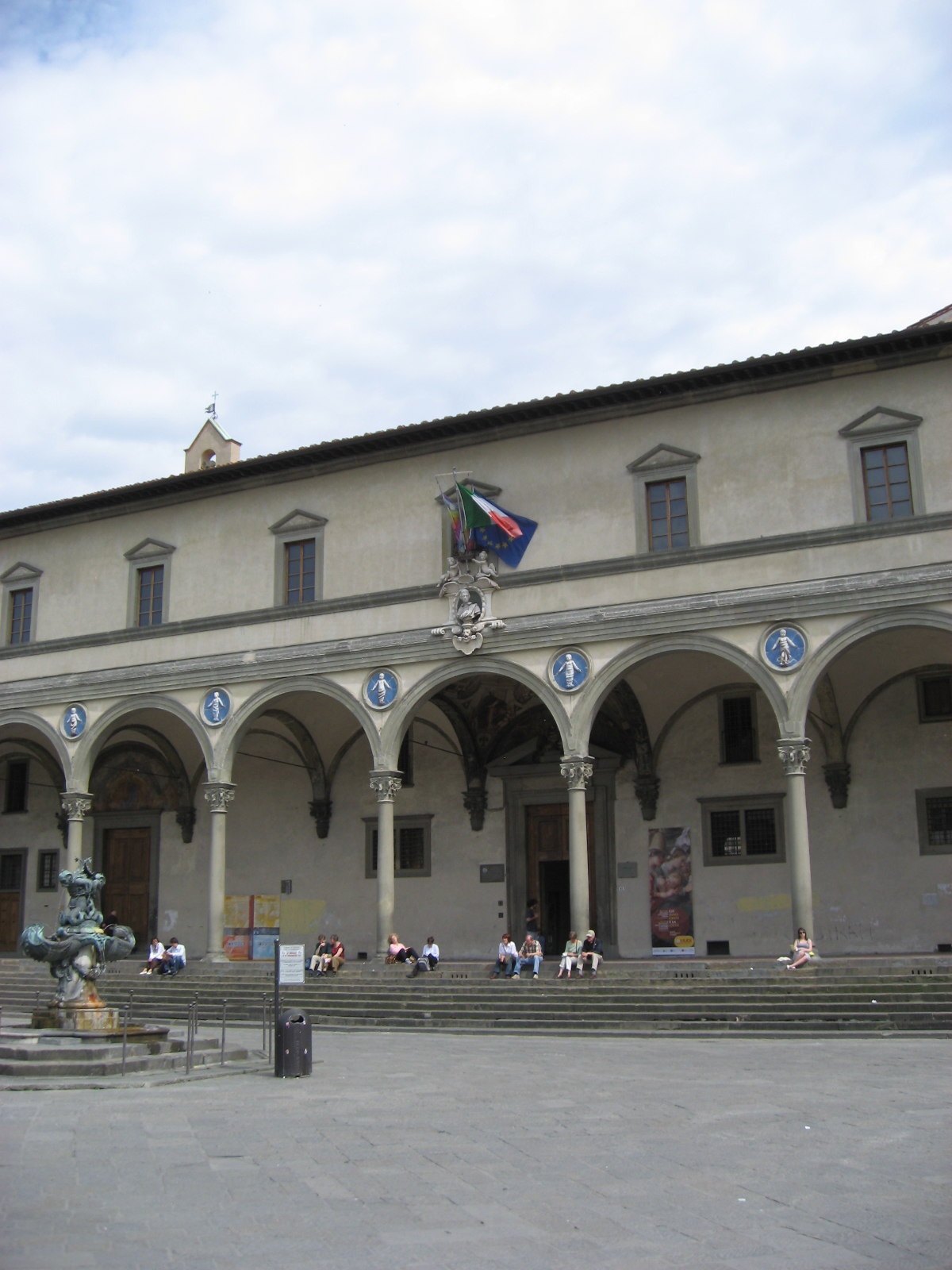 Piazza SS Annunziata Firenze Apr 2008 (3).JPG пример архитектуры итальянского Возрождения Брунеллески