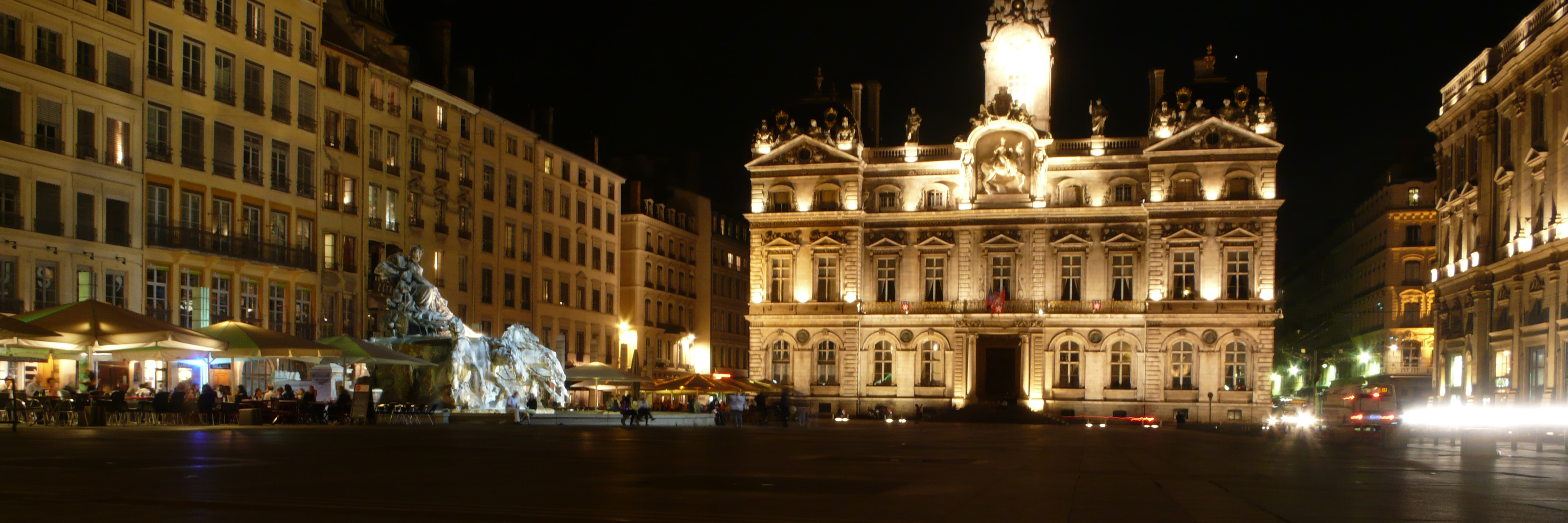 File:La Place des Terreaux de nuit.JPG - Wikimedia Commons