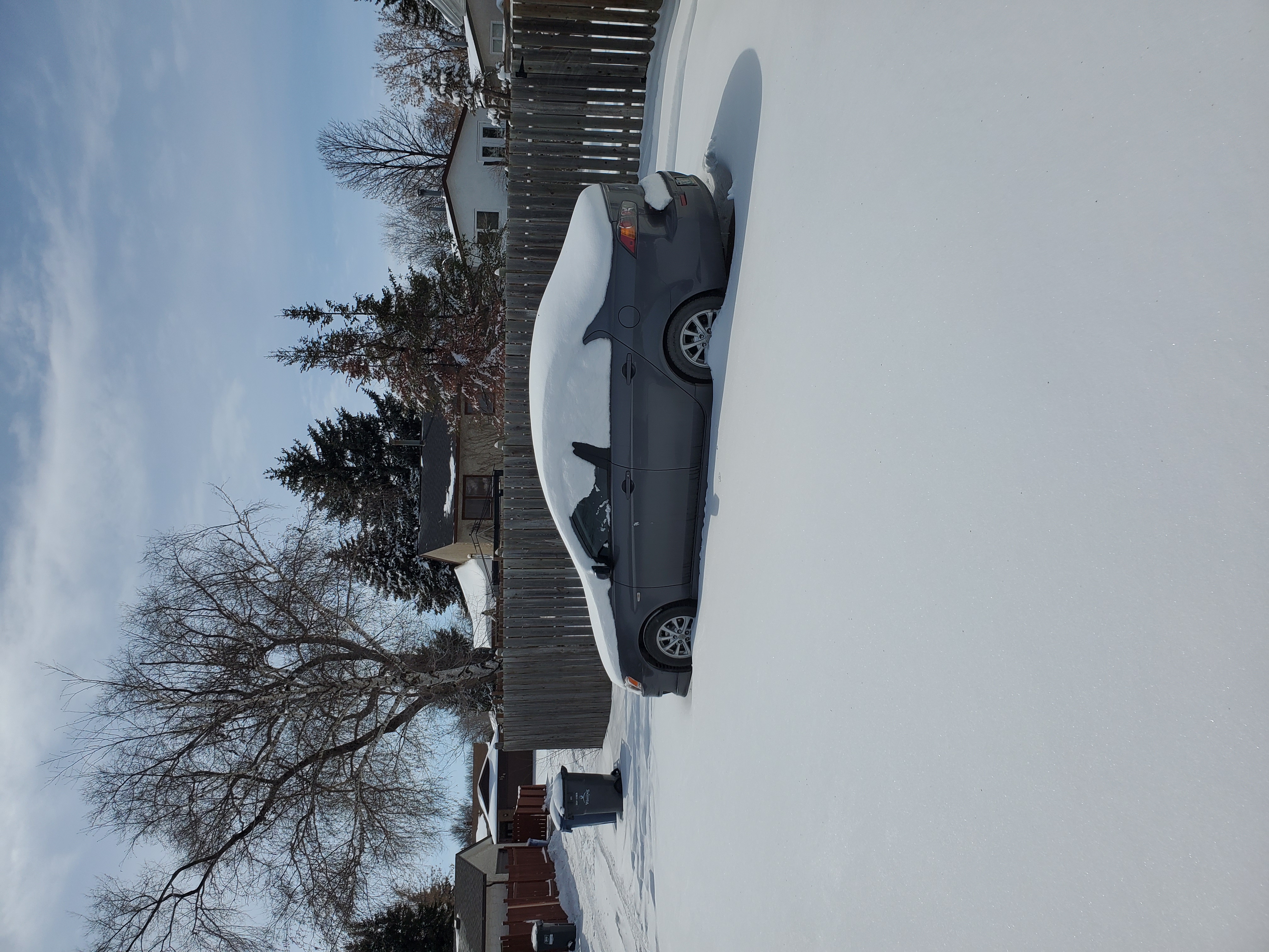 Auto komplett in Schnee bedeckt, Winnipeg, Manitoba