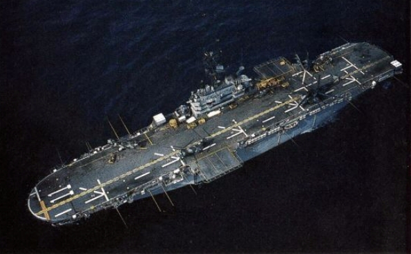 USS_New_Orleans_%28LPH-11%29_flight_deck.jpg