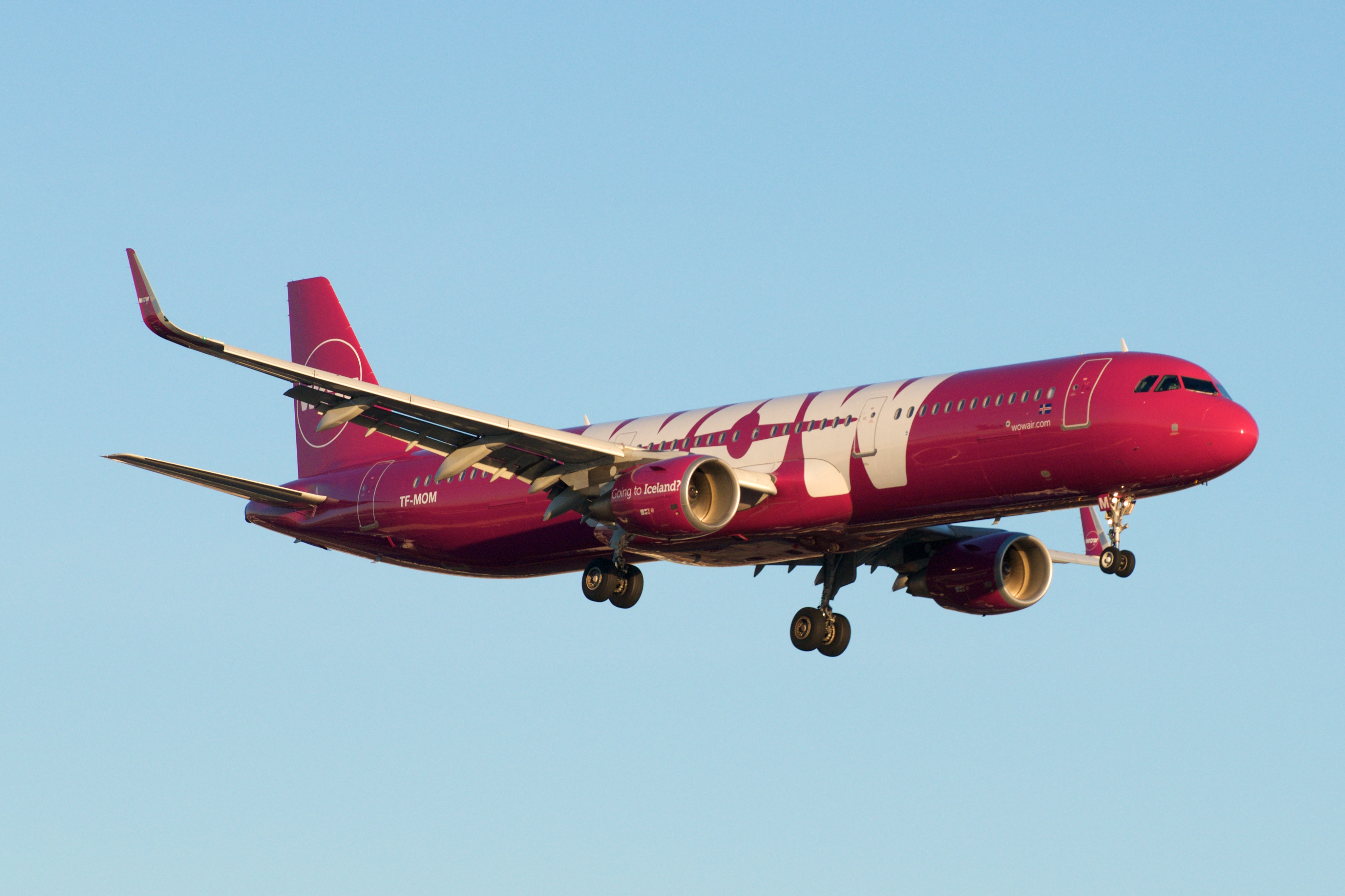 https://upload.wikimedia.org/wikipedia/commons/2/24/WOW_Air_Iceland_Airbus_A321_%2831074909346%29.jpg