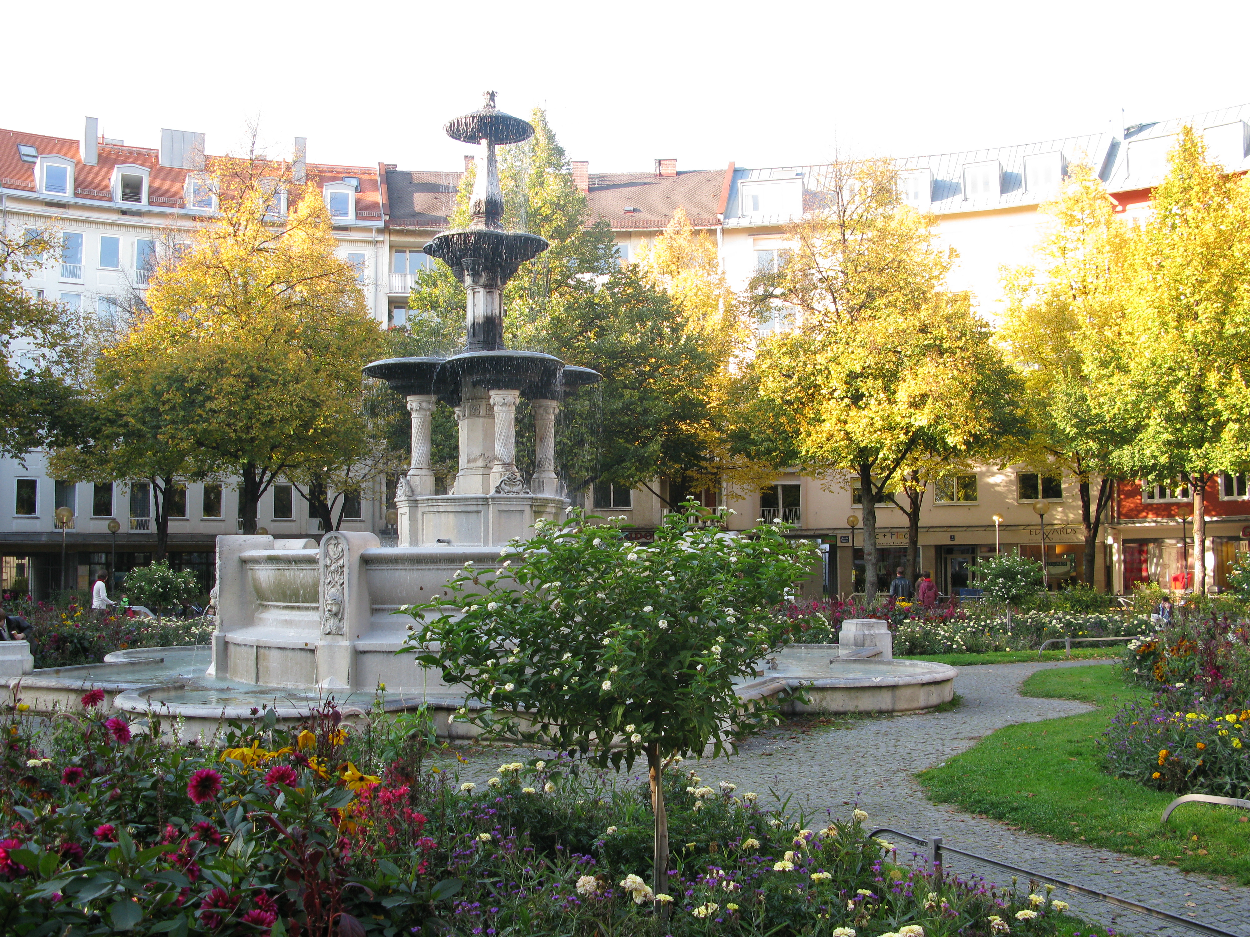 The Weißenburger Platz in the east of Munich (district: Haidhausen) with the Glaspalast-Brunnen in t...