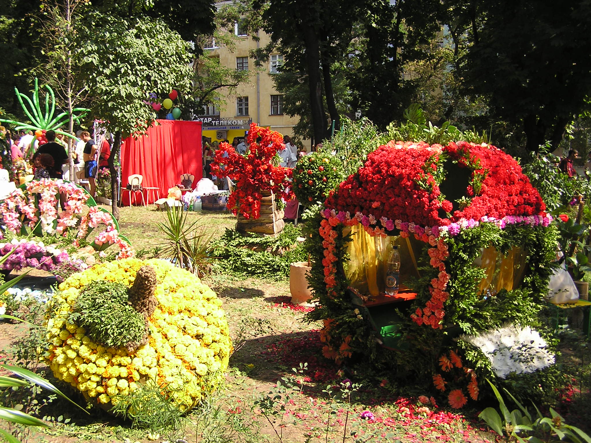 На выставке цветов был сделан. Выставка цветов. Vistovka tsvetov. Идеи для выставки цветов. Цветочная выставка своими руками.