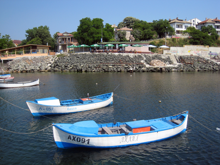 Файл:Ahtopol-boats-Joyradost.jpg