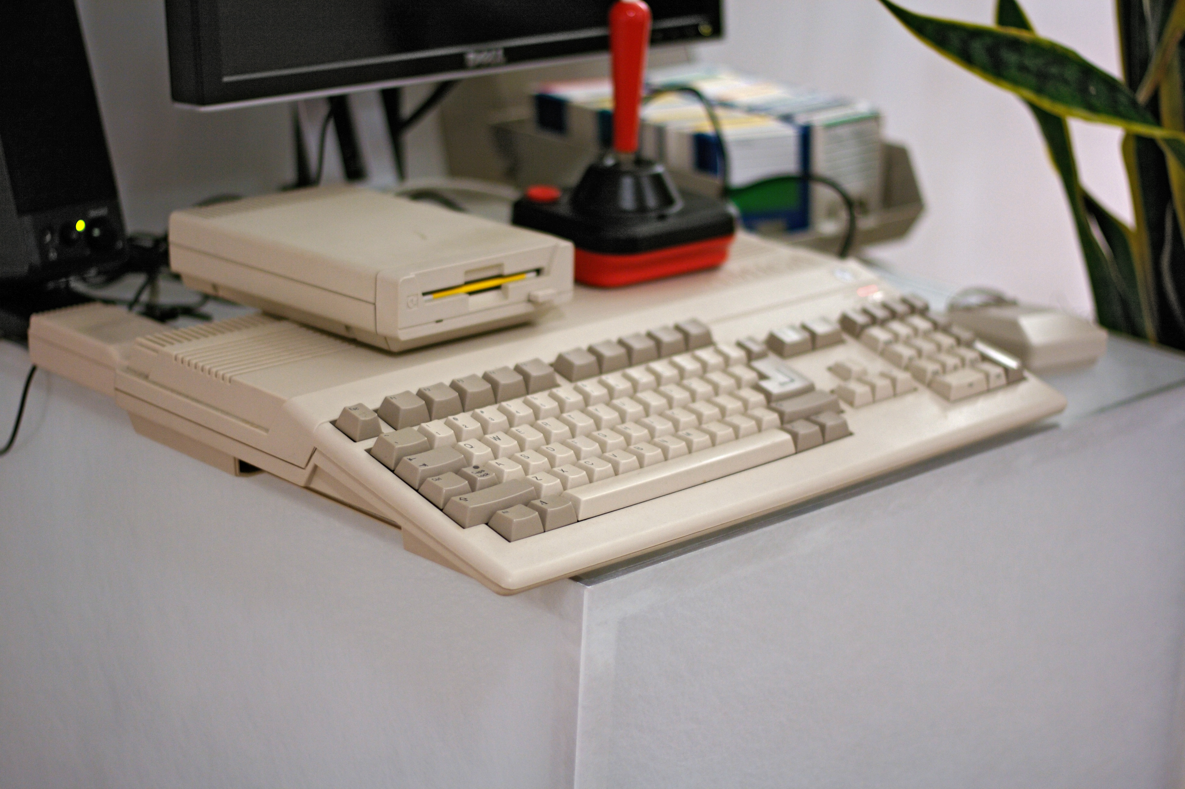 Amiga 500, angled, Google NY office computer museum.jpg