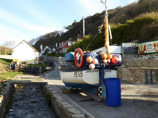 File:Boat at Lulworth Cover, Dorset - geograph.org.uk - 4940068.jpg