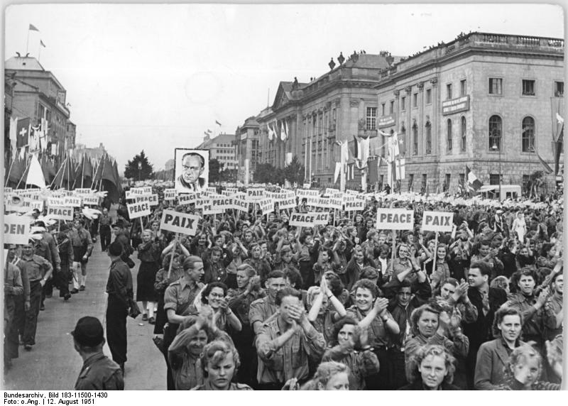 File:Bundesarchiv Bild 183-11500-1430, Berlin, III. Weltfestspiele, Festumzug.jpg