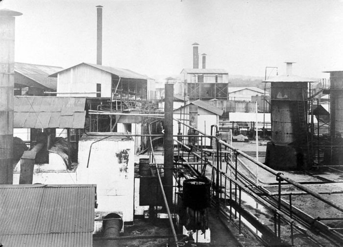 File:COLLECTIE TROPENMUSEUM Gezicht op petroleumfabriek TMnr 10006912.jpg