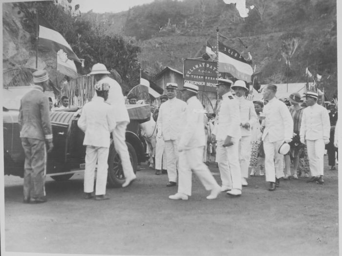 File:COLLECTIE TROPENMUSEUM Gouverneur-Generaal De Graeff stapt in een auto na zijn ontvangst in de Baai van Gorontalo TMnr 60048799.jpg