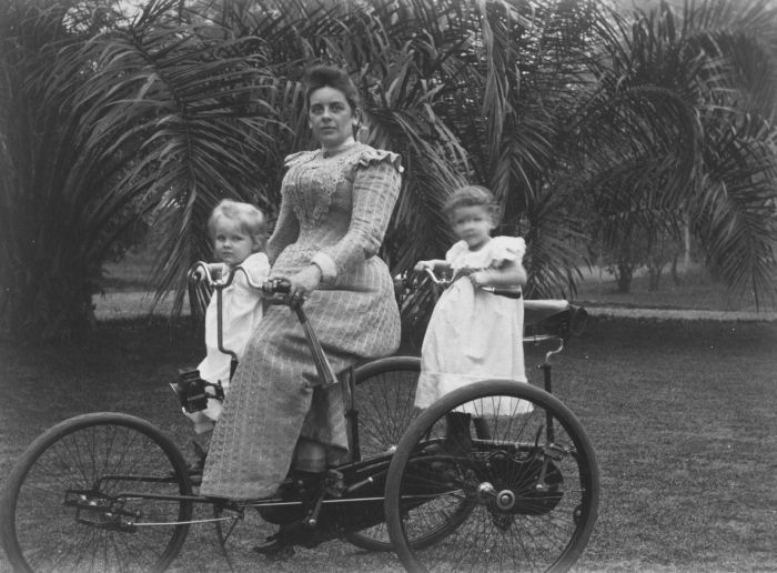 File:COLLECTIE TROPENMUSEUM Mevrouw Ponse met kinderen op een tandem driewieler TMnr 60028948.jpg