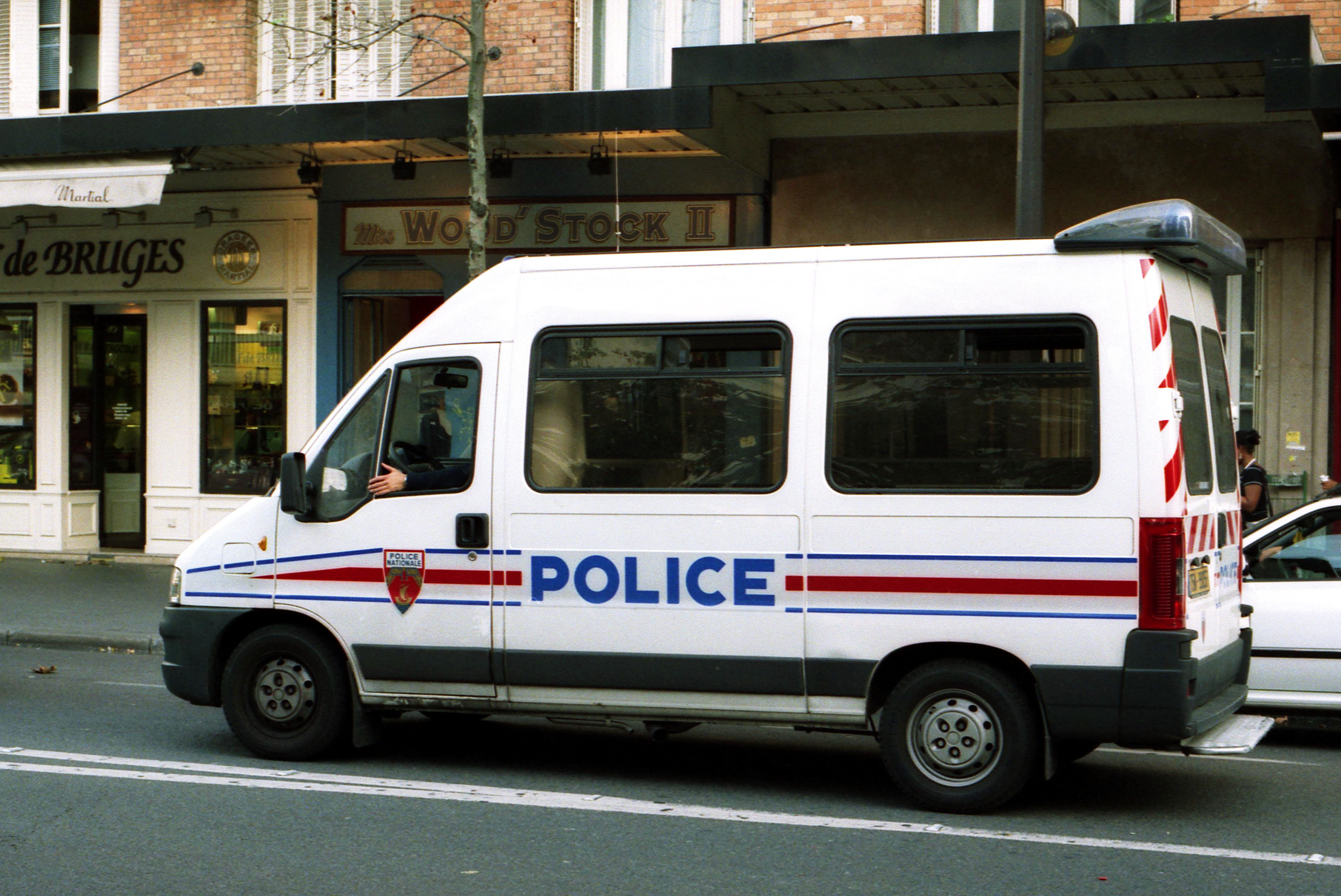 Police Van Responding in Paris // Fourgon de police nationale