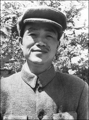 <span class="mw-page-title-main">Hu Qiaomu</span> Contemporary of founders of Peoples Republic of China (1912–1992)