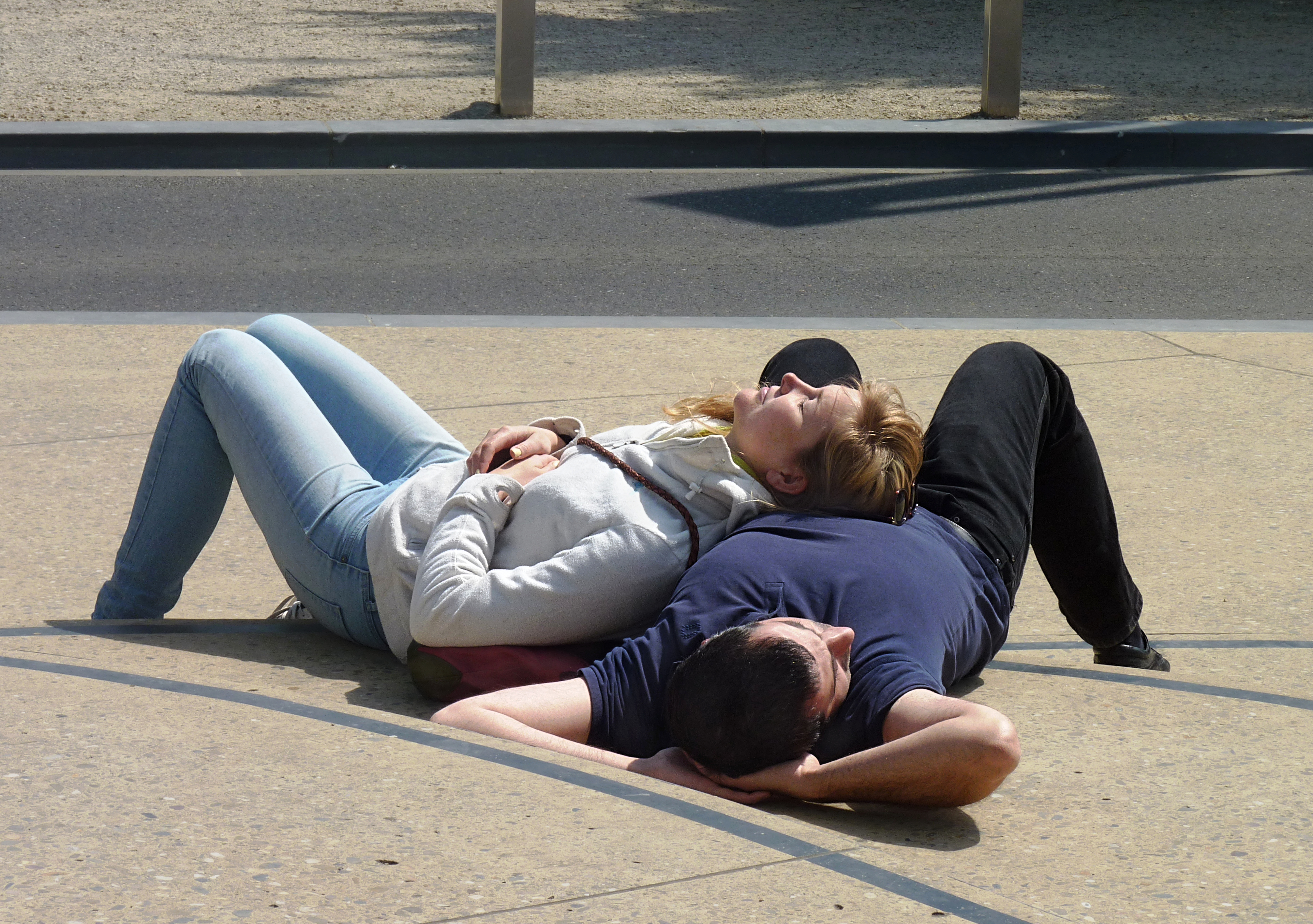 File Couple Sleeping In The Street J1 Jpg Wikimedia Commons