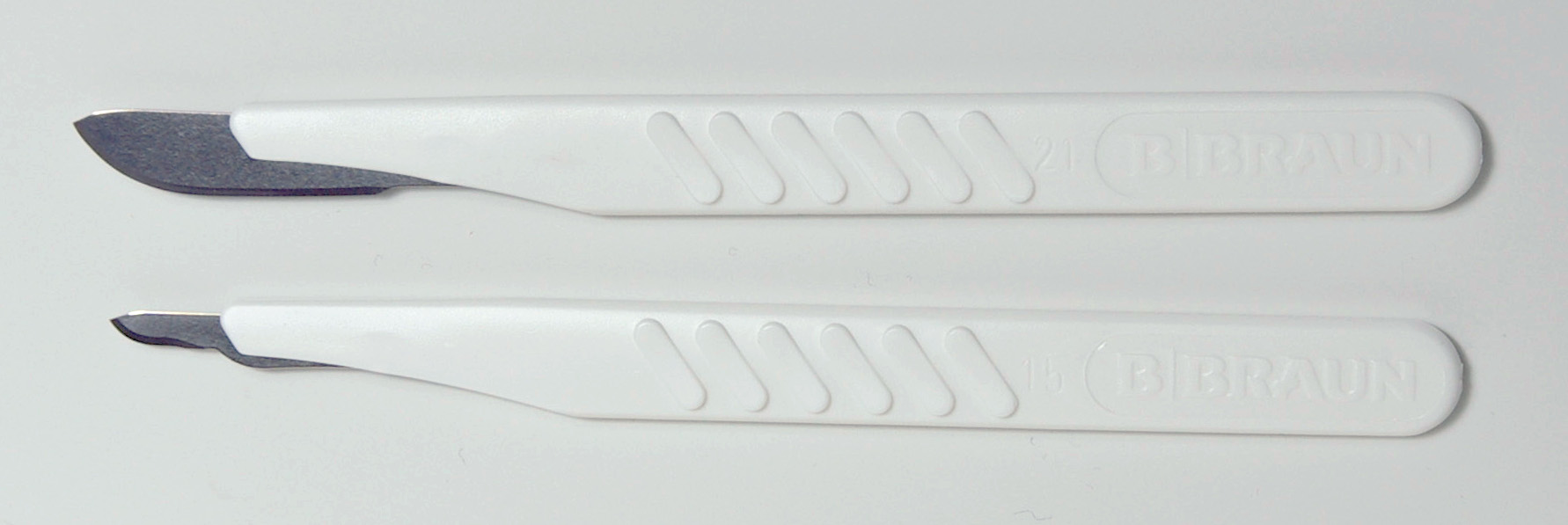 https://upload.wikimedia.org/wikipedia/commons/2/25/Disposable_scalpels-small_and_large.jpg