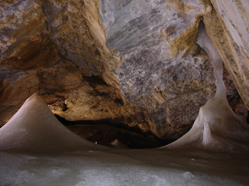 File:Dobšinská Ice Cave 1.jpg