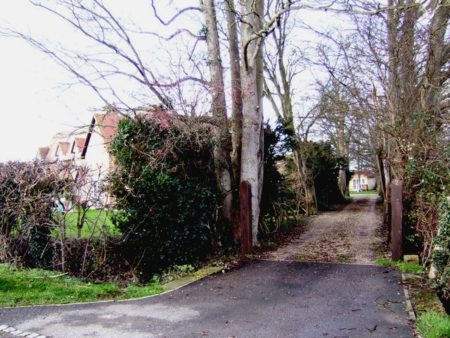 File:Drive to house at Thrupp Turn - geograph.org.uk - 309850.jpg