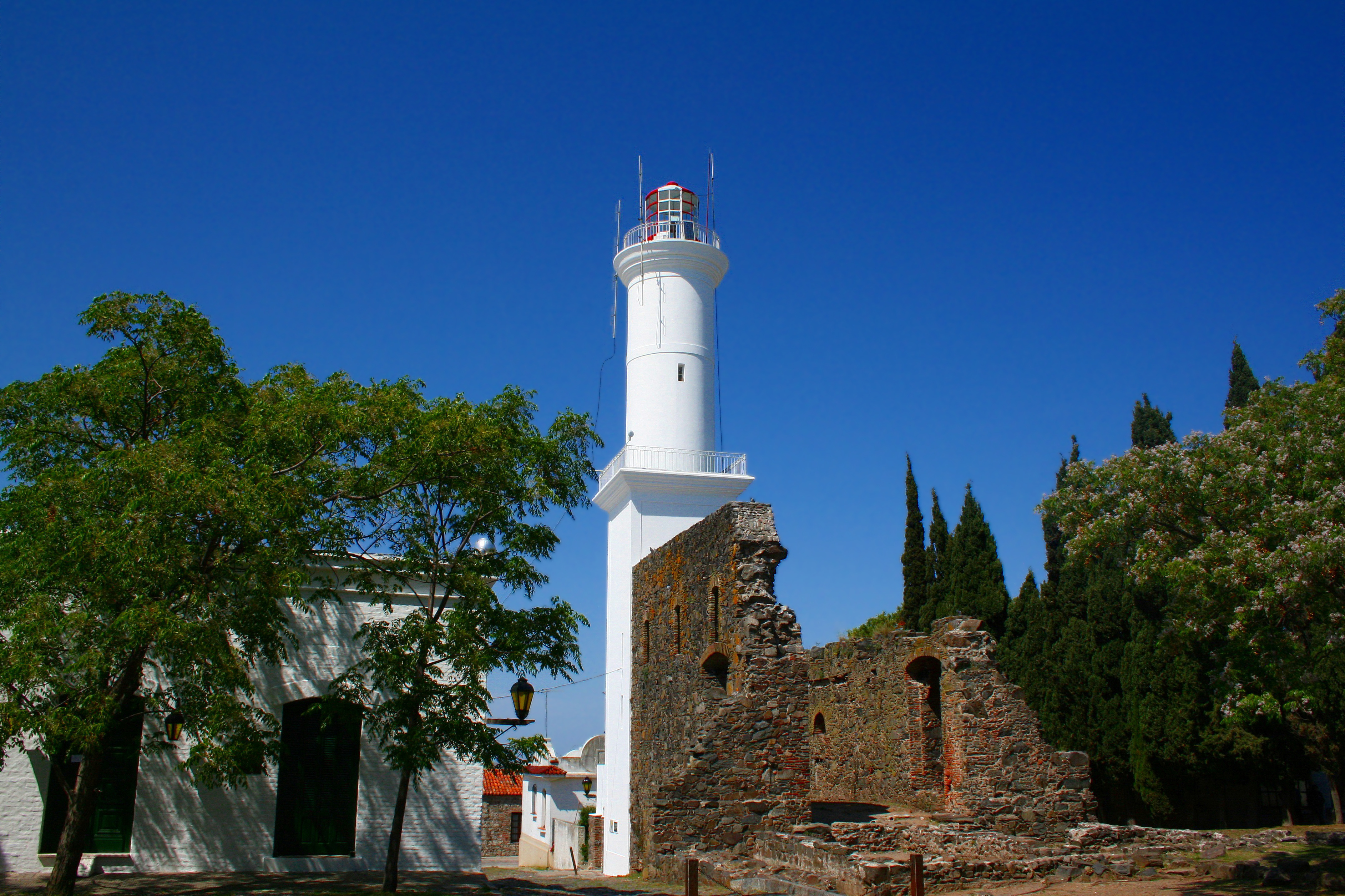 https://upload.wikimedia.org/wikipedia/commons/2/25/Faro_de_Colonia_del_Sacramento,_Uruguay2.JPG