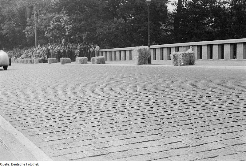 File:Fotothek df roe-neg 0002165 001 Straßenpflaster, Fahrzeug, Zuschauer.jpg