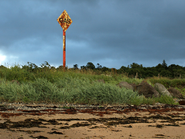 File:Gas pipeline marker - geograph.org.uk - 5468718.jpg