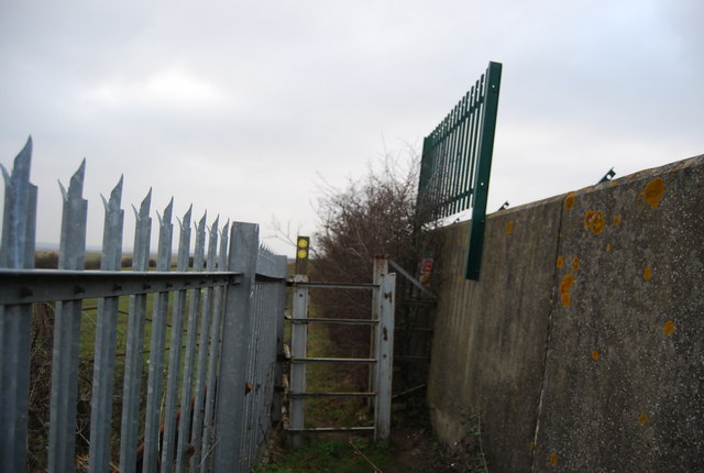 File:Gate on the footpath to Higham Marshes - geograph.org.uk - 2302121.jpg