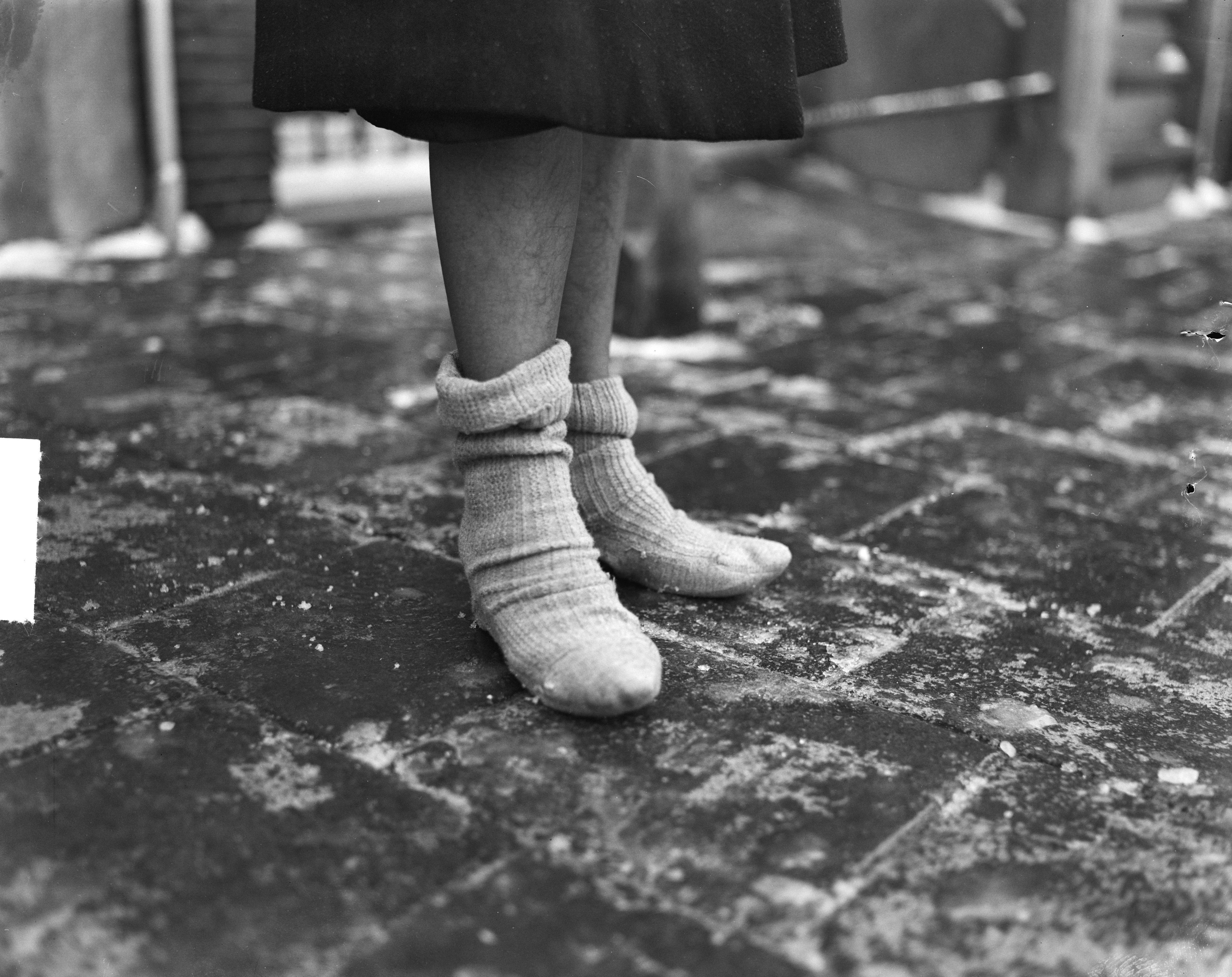 gereedschap Winderig Joseph Banks File:Gladde wegen, sokken over de schoenen, Bestanddeelnr 903-8090.jpg -  Wikimedia Commons