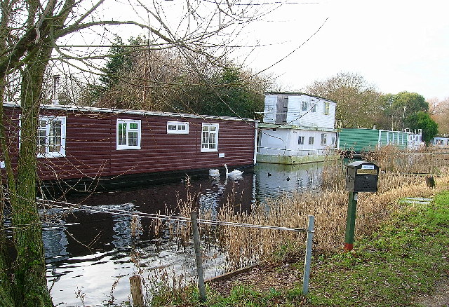 File:Houseboats on the Chichester Canal - geograph.org.uk - 93903.jpg