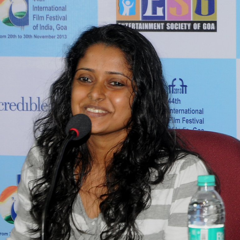 https://upload.wikimedia.org/wikipedia/commons/2/25/Indian_Actress_Shelly_Kishore%2C_at_the_44th_India_International_Film_Festival_of_India_%28IFFI-2013%29%2C_in_Panaji%2C_Goa_on_November_27%2C_2013._%28sq_cropped%29.jpg