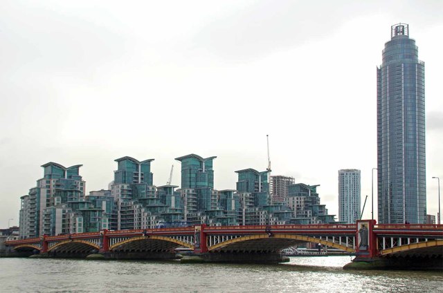 File:Lambeth Bridge - geograph.org.uk - 5615518.jpg