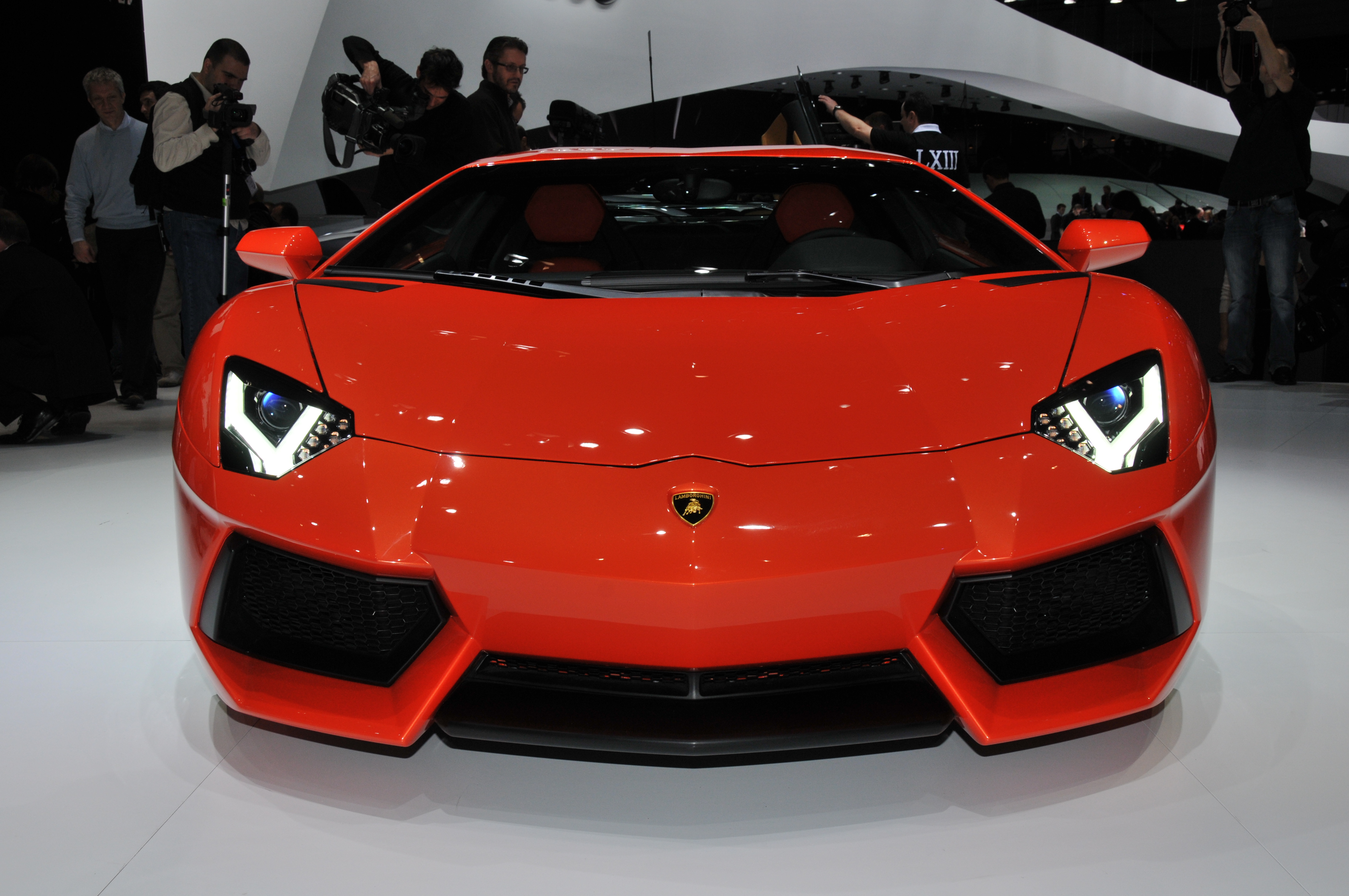 https://upload.wikimedia.org/wikipedia/commons/2/25/Lamborghini_Aventador_%285488843474%29.jpg