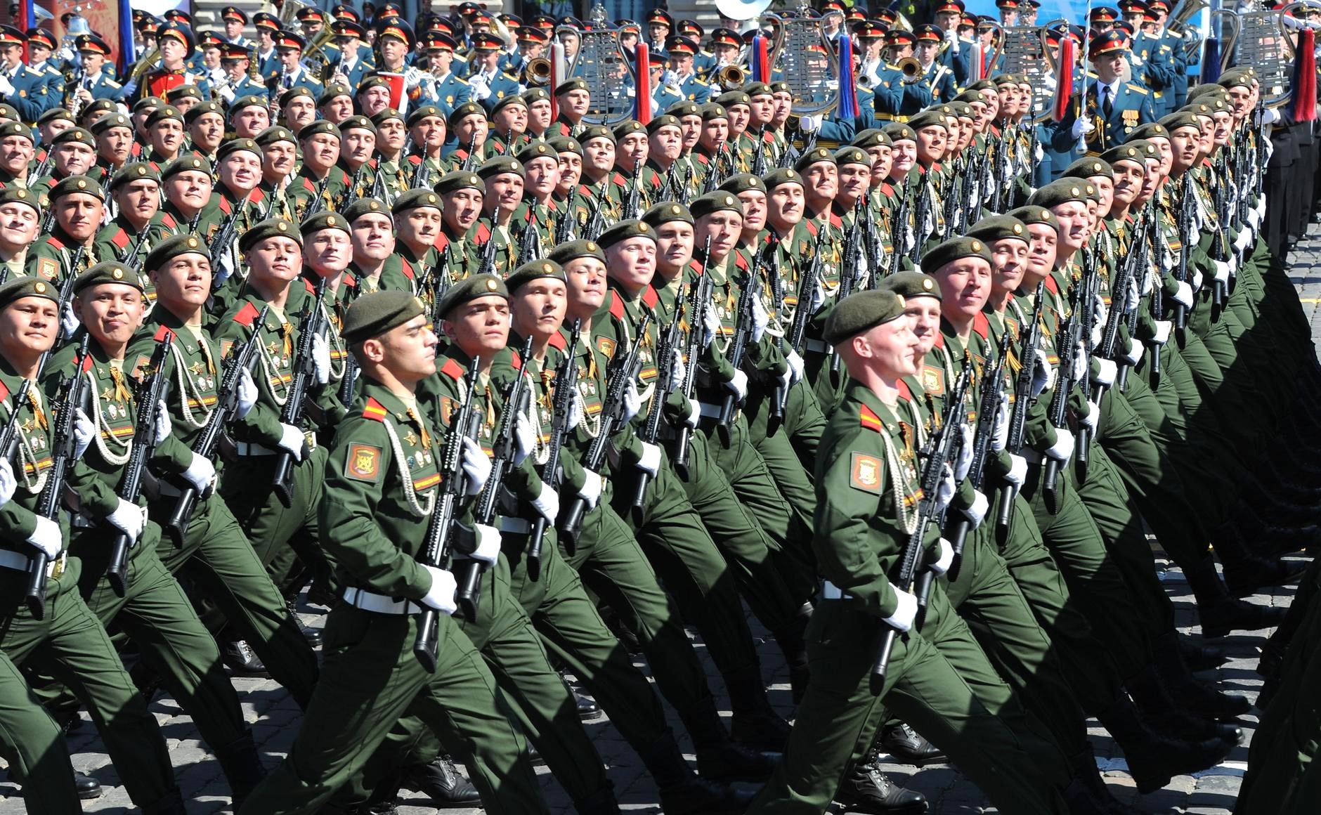 Военнослужащие войск. Российская армия. Вооруженные силы РФ. Солдаты на параде. Российская армия парад.