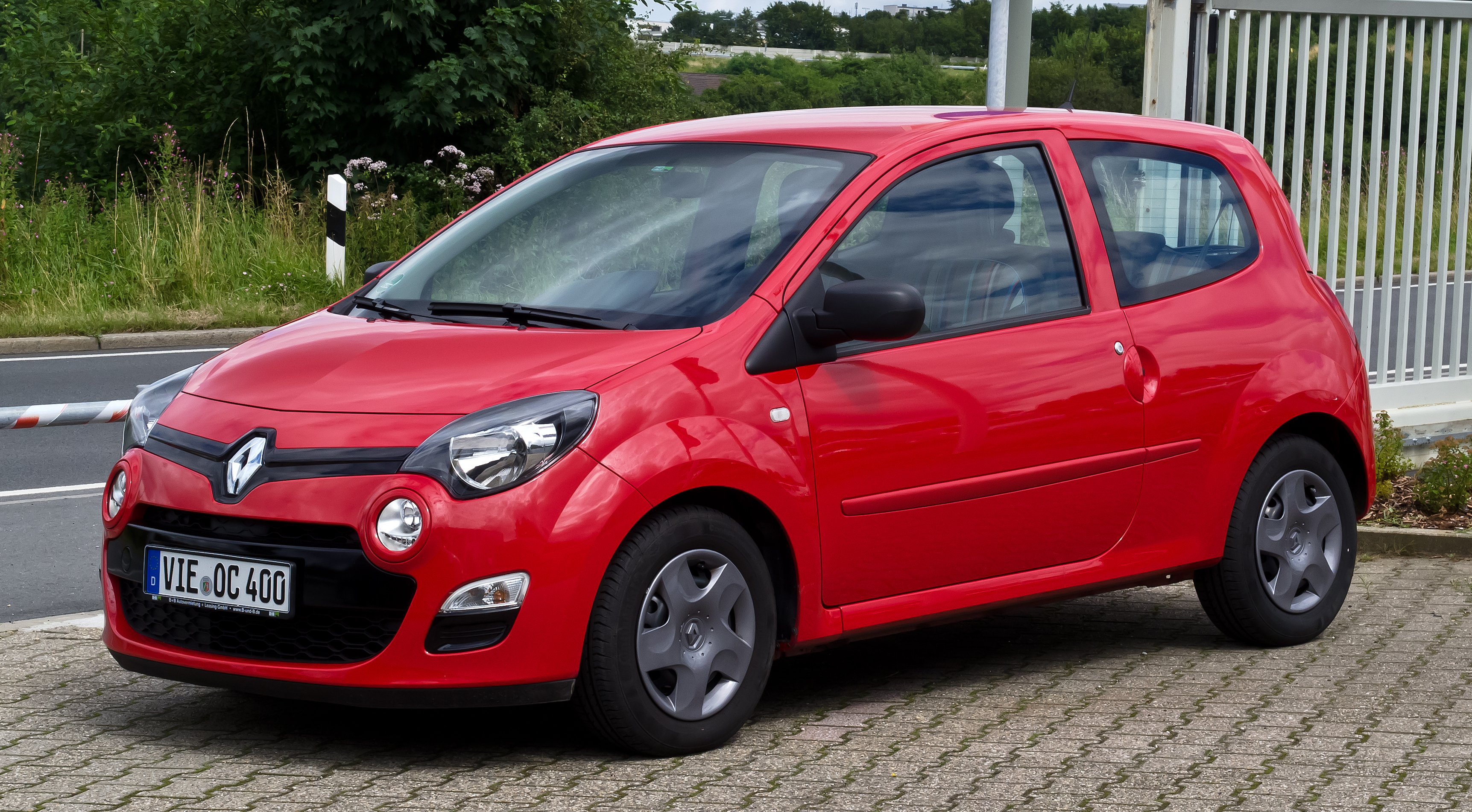 File:Renault Twingo II Phse I GT Funken-Orange.JPG - Wikimedia Commons