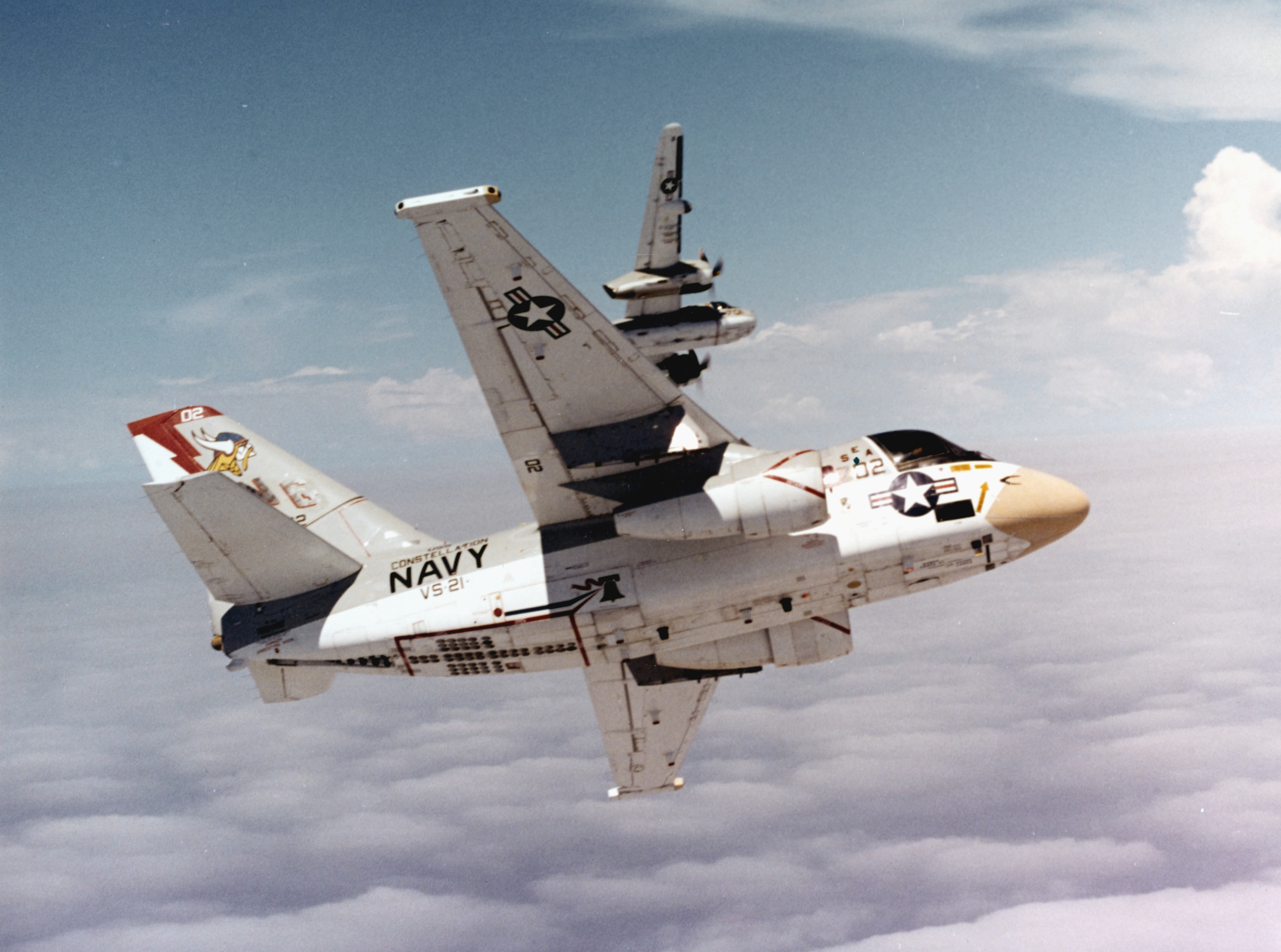 File:S-2G Tracker of VS-37 breaks away from S-3A Viking of VS-21 on 28 July  1976.jpg - Wikimedia Commons