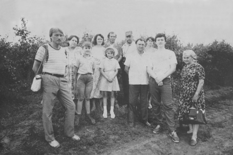 File:The Frunza family (1990). (41604258192).jpg