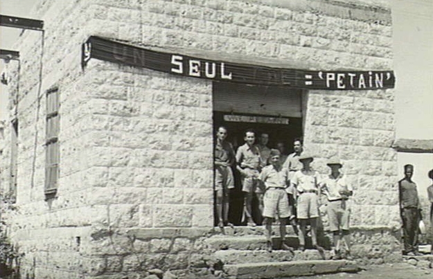 File:This building was used by the Vichy forces as a store. The banner reads UN SEUL CHEF, PETAIN - (One Leader Only, Petain).jpg