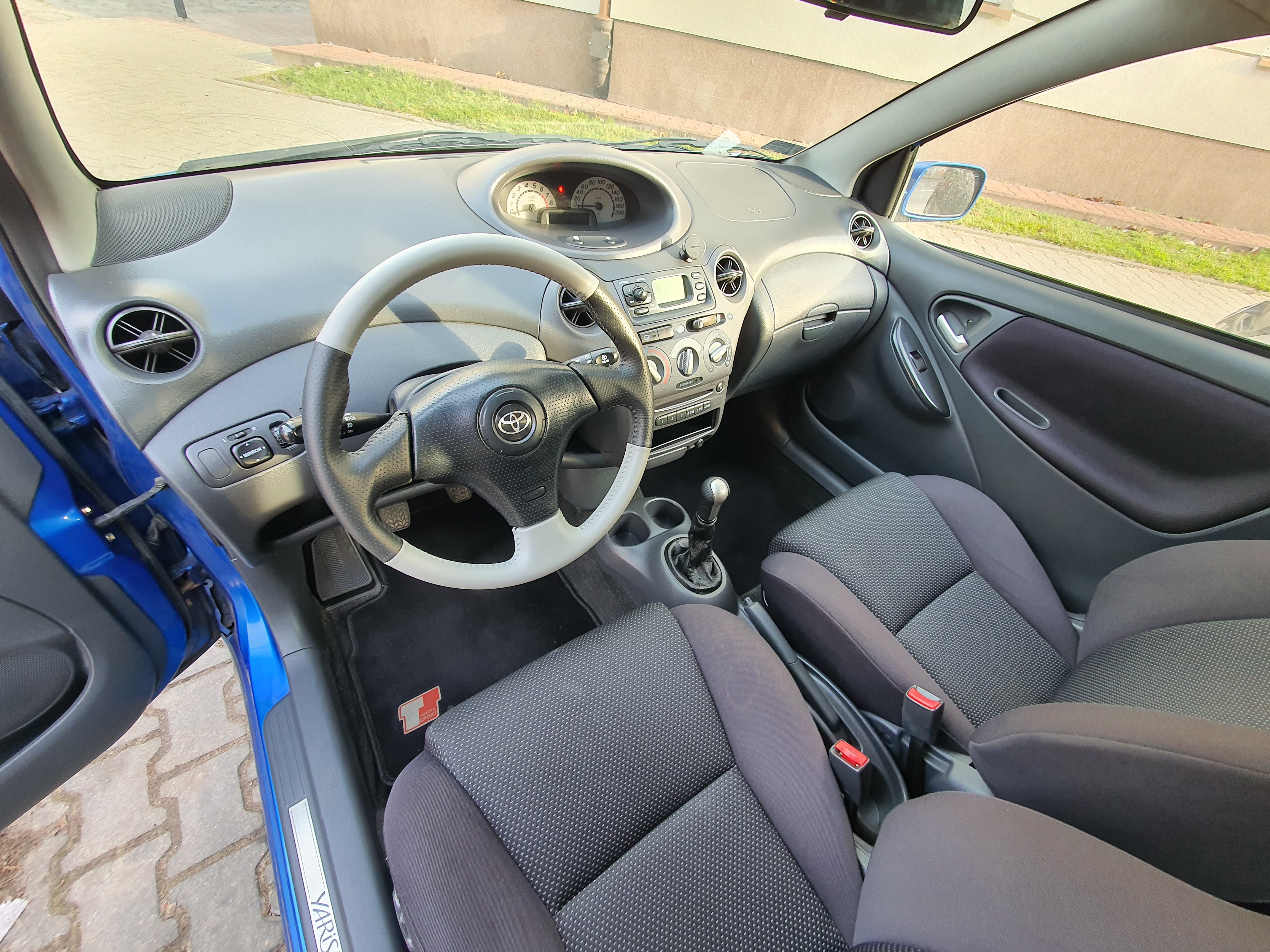 File:Toyota Yaris I 1.5 TS interior.jpg - Wikimedia Commons