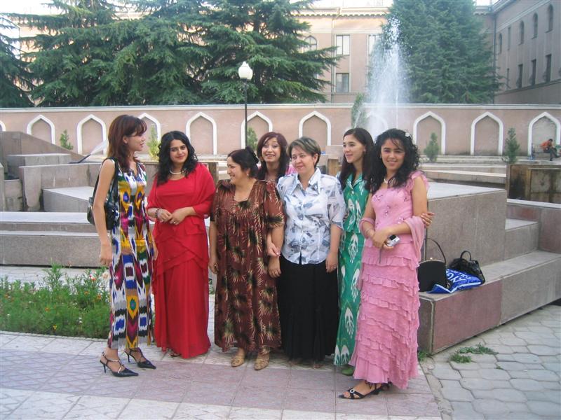 File:Women of Dushanbe .jpg