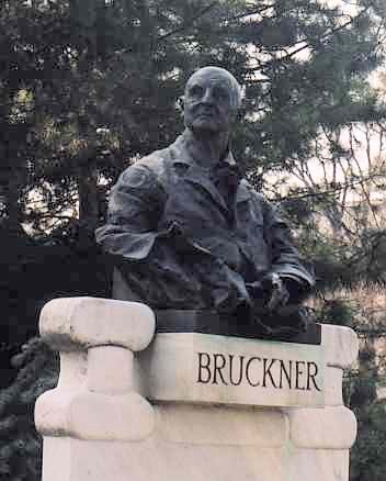 Beeld van Bruckner in Wenen. Foto 2003.