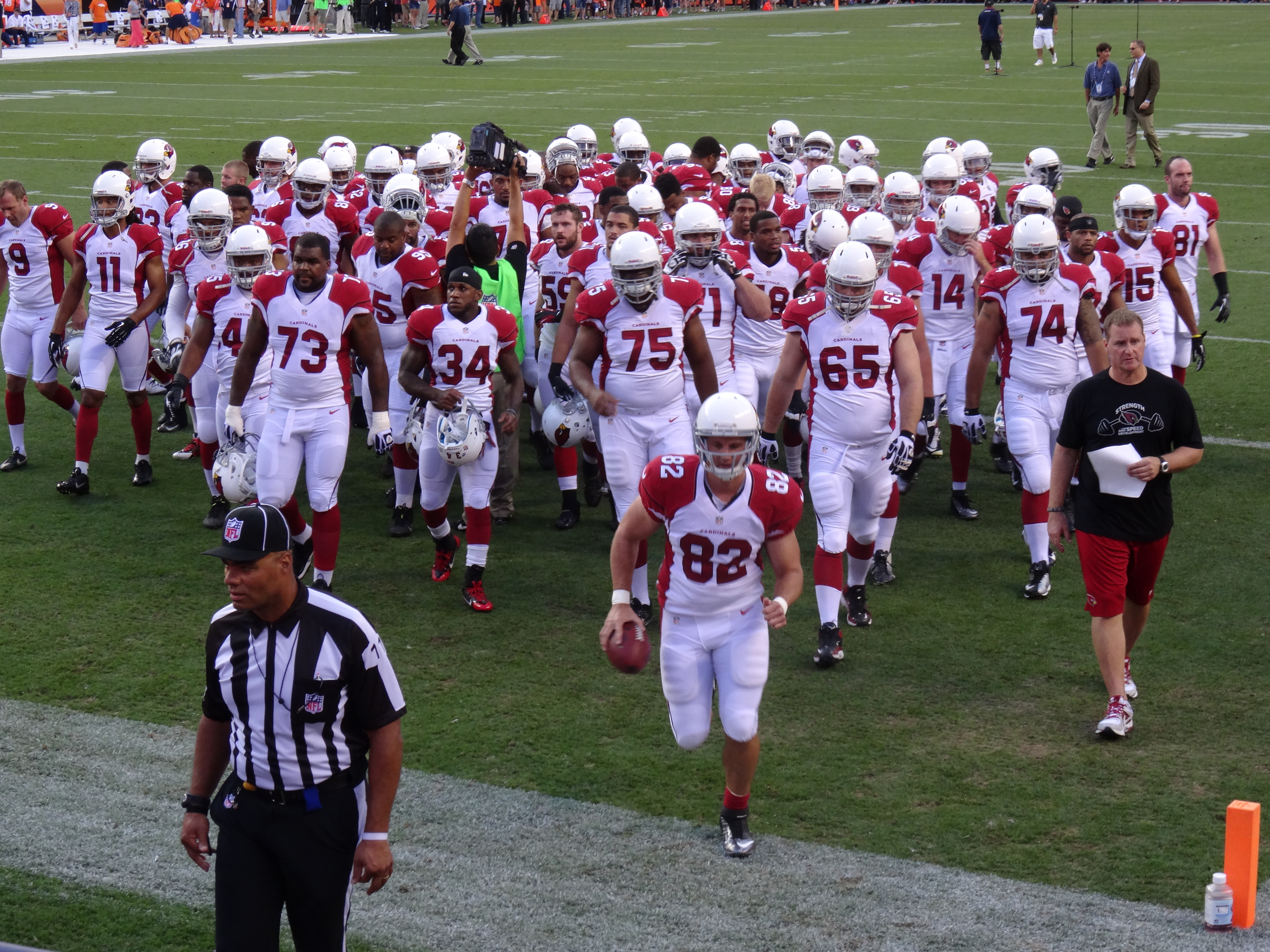 File:Arizona Cardinals players pregame in 2013.jpg - Wikipedia