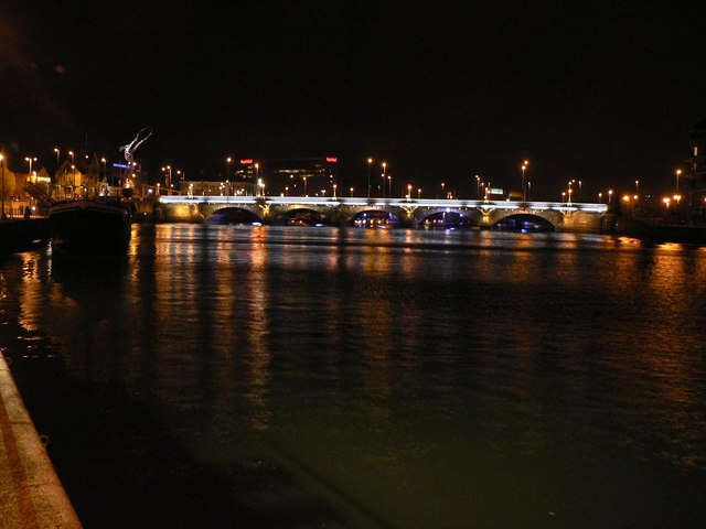 File:Belfast, Queen's Bridge by night - geograph.org.uk - 612421.jpg