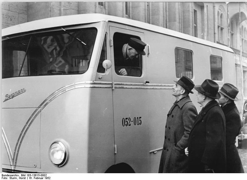 File:Bundesarchiv Bild 183-13615-0002, Berlin, Post-LKW von Bergman.jpg - Wikimedia Commons