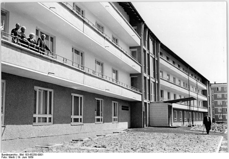 File:Bundesarchiv Bild 183-65250-0001, Berlin, Friedrichshain, Altersheim.jpg