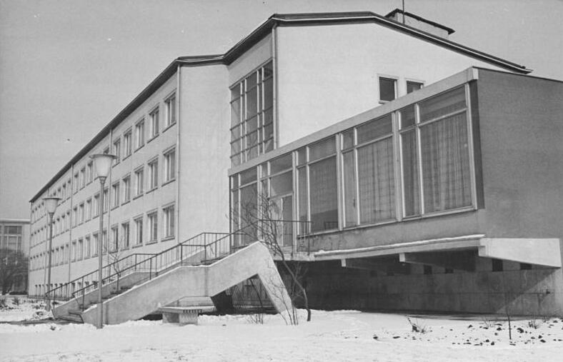 File:Bundesarchiv Bild 183-C0323-0007-004, Berlin, Hohenschönhausen, Dynamo-Sporthotel, Winter.jpg